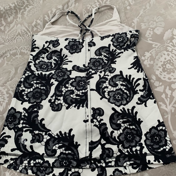 Lululemon top with built in bra - Picture 2 of 2